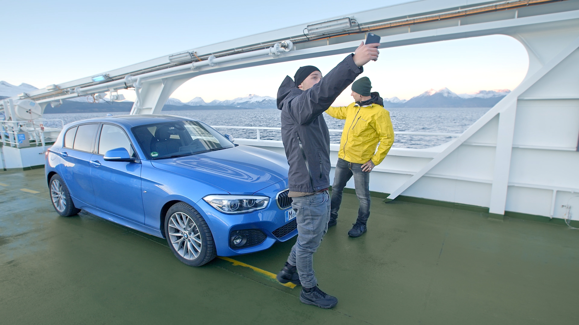 Fähre blauer BMW selfie Schweden Nordeuropa Filmproduktion xdrive Locationscouting ressourcenmangel Berlin Knitterfisch dresden